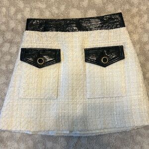 Veronica Beard white tweed mini skirt with black leather waist trim